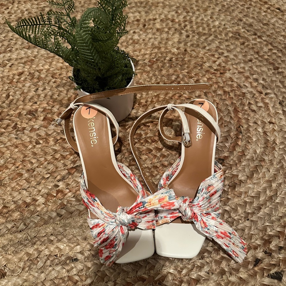 COLORFUL TIE HEELS